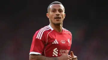 ذرف تياجو ألكانتارا الدموع أثناء تكريم ديوغو جوتا في مباراة أساطير ليفربول.